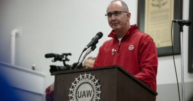 UAW and Daimler Truck reach last-minute deal to hike pay by more than 25%, avoiding potential strike of over 7,000 workers
