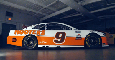 Hendrick cuts sponsor after Hooters can't pay bills