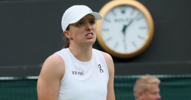 No. 1 Swiatek falls as Wimbledon woes continue