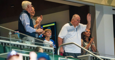 Cox given standing O in rare visit to Braves park