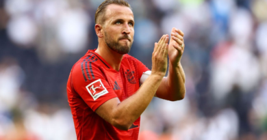 Kane turns down trophy lift on Tottenham return