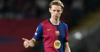 De Jong 'happy' to return as Barcelona score five