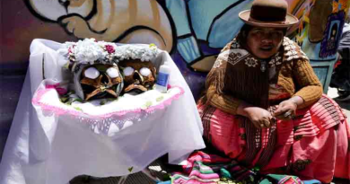 Bolivians carry decorated human skulls asking for favours in their festival – Dunya News