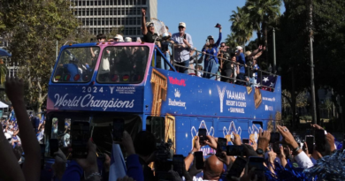 Buehler dons Hershiser's '88 jersey as L.A. parties