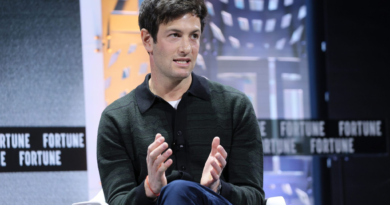 Why Josh Kushner, the lead investor in OpenAI, likes to hire people with less than 4 years of investing experience