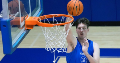 Gators plan to redshirt 7-foot-9 freshman Rioux