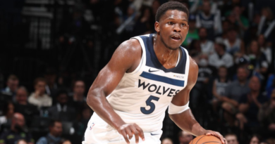 Wolves' Edwards fined $35K for obscene gesture