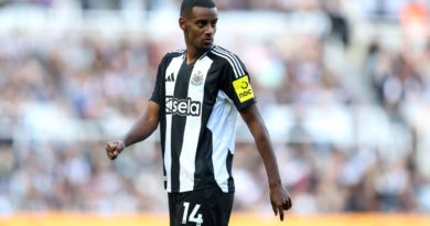 Transfer rumors, news: Arsenal, Chelsea battle for Isak