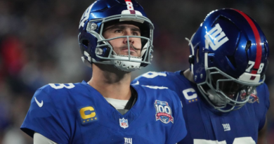 Ex-Giants QB Jones clears waivers, is free agent