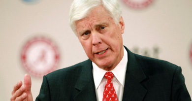 Ex-Alabama AD, Vols coach Battle dies at 82