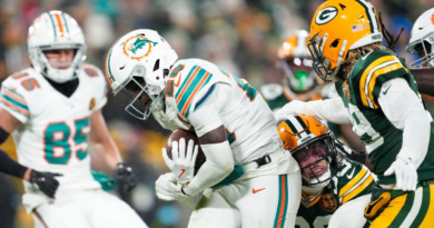 Packers withstand Dolphins' late push to take the Thanksgiving matchup