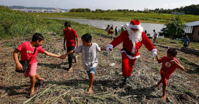 Santa braves the sticky heat of the Amazon jungle to bring gifts to children in remote village – WKMG News 6 & ClickOrlando