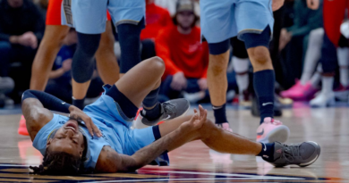 Morant leaves Grizzlies' win with shoulder injury