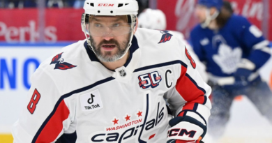 Within 25 of Gretzky, Ovechkin scores in return