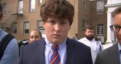 'Smirking' White schoolboy, 15, admits trying to drown Black child and calling him 'George Floyd' – The Mirror US