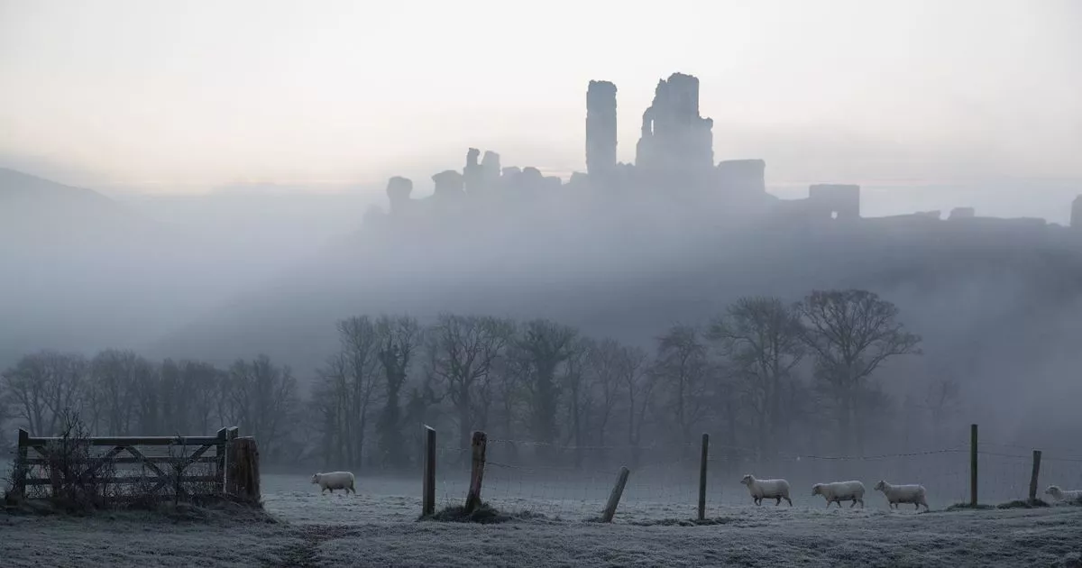 Weird UK weather blamed on 'anticyclonic gloom' – exact date it will be sunny again – The Mirror