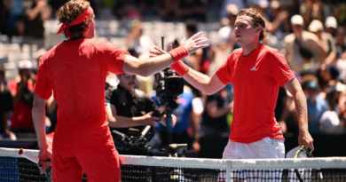 Michelsen, 20, upsets Tsitsipas; Tiafoe wins in 5