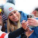 On pace for podium finish, Vonn falls in WC event