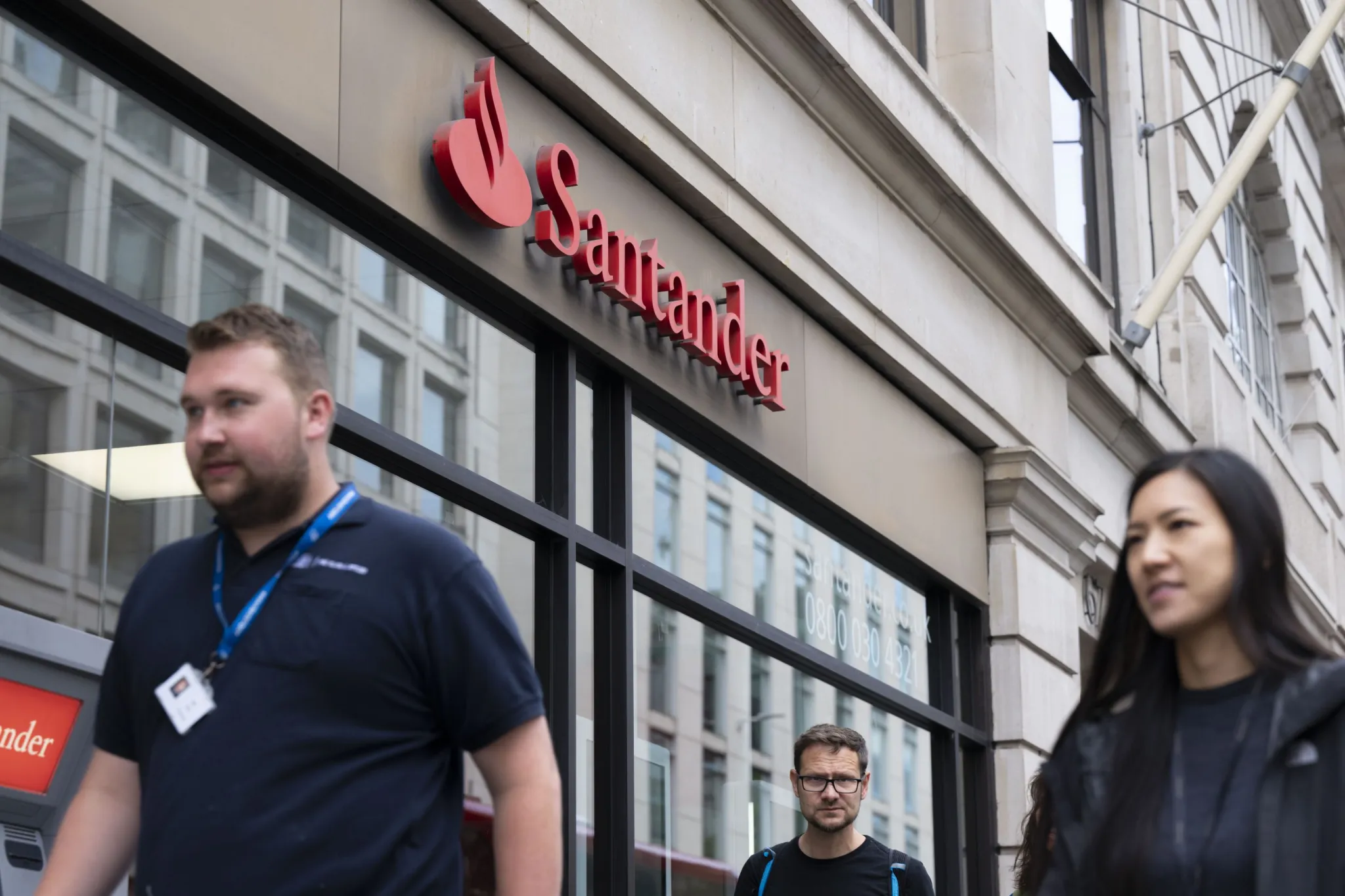 Santander is reconsidering its presence in the U.K., FT says