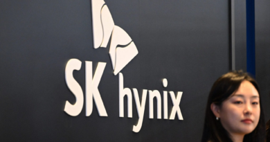 SK Hynix dips after record profit misses lofty expectations