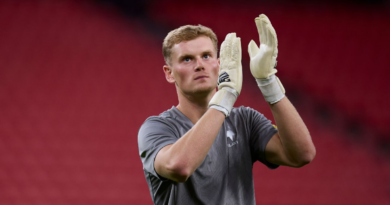 Spurs sign keeper Kinsky amid injury crisis