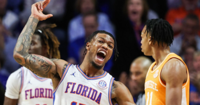 No. 1 Tennessee flops at Florida, suffers first loss of season